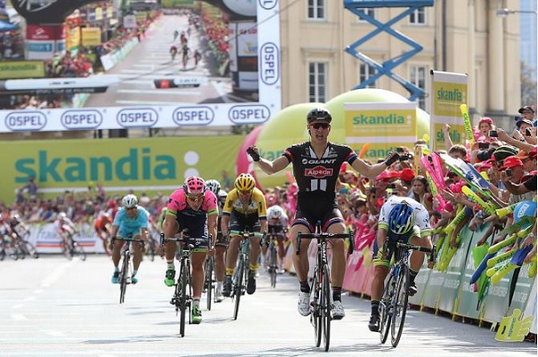 Marcel Kittel urla la sua gioia sul traguardo (foto Bettini)