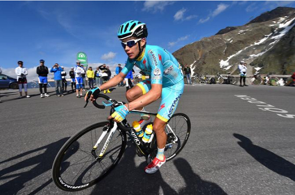 Miguel Angel Lopez impegnato in salita (foto Tim de Waele/TDWSport.com)