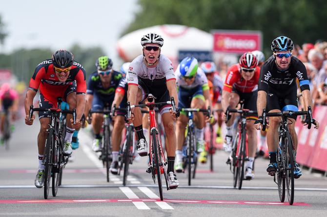 Elia Viviani, allestrema destra, conquista allo sprint la frazione dapertura dellEneco Tour 2015 (Tim de Waele/TDWSport.com)