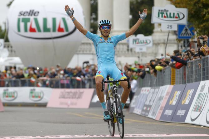 Diego Rosa esulta allombra della basilica di Superga (foto Bettini)