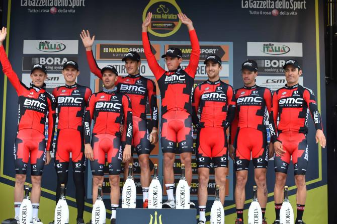 La premiazione della BMC, vincitrice della cronosquadre davvio della Tirreno-Adriatico 2016 (foto Tim de Waele/TDWSport.com)