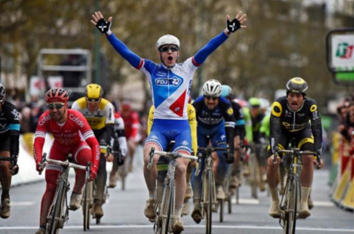 Il francese Arnaud Démare si impone allo sprint nella prima, insidiosa frazione in linea della Parigi-Nizza 2016 (foto Bettini)