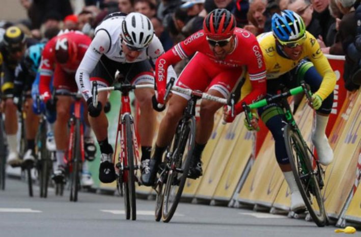 La volata spalla contro spalla di Bouhanni e Matthews al traguardo della seconda tappa (Getty Images Sport)