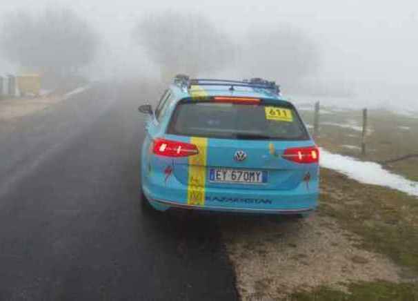 La foto postata su Twitter dal direttore sportivo dellAstana Paolo Slongo ci mostra la situazione sul Monte San Vicino ieri pomeriggio