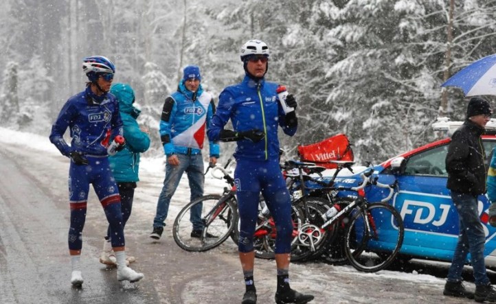 Unistantanea del stop forzato della 3a frazione della Parigi-Nizza (foto AFP - Belga)