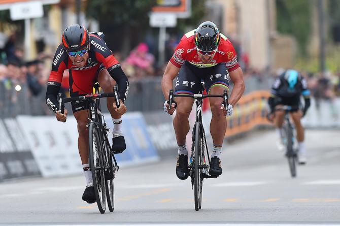 Van Avermaet brucia Sagan, detentore della maglia rossa di leader della classifica a punti, sul traguardo di Cepagatti, nella penultima frazione di questa atipica Tirreno-Adriatico 2016 (foto Tim de Waele/TDWSport.com)