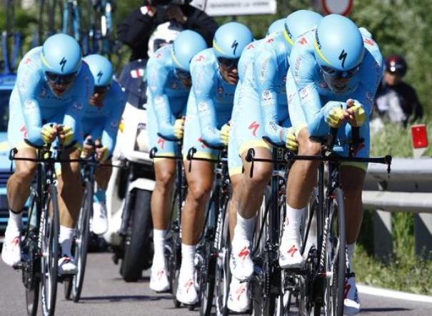 LAstana si lancia compatta verso il trionfo nella cronosquadre davvio del Giro del Trentino (foto Bettini)