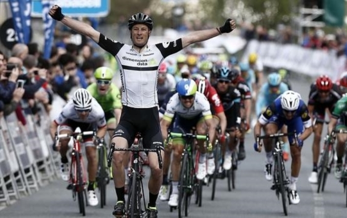 Stoccata di Cummings sul traguardo di Lesaka, imitando laffondo di Foligno alla Tirreno-Adriatico (foto EFE)