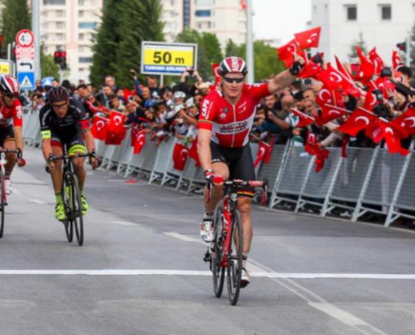 Greipel taglia vittorioso il traguardo di Konya (foto Mokhriz Aziz)