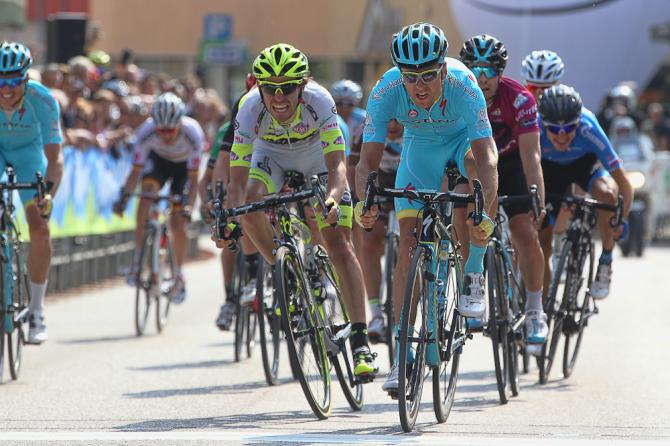 Lo sprint che ha deciso ledizione 2016 del Giro del Trentino (foto Bettini)