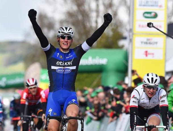 Kittel sovrasta Bonifazio nello sprint di Moudon (foto Tim de Waele/TDWSport.com)