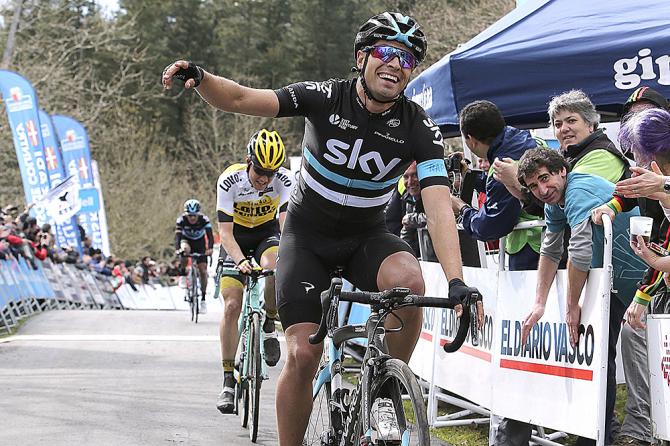 Landa in trionfo in vetta allarcigna salita di Garrastatxu (foto Tim de Waele/TDWSport.com)