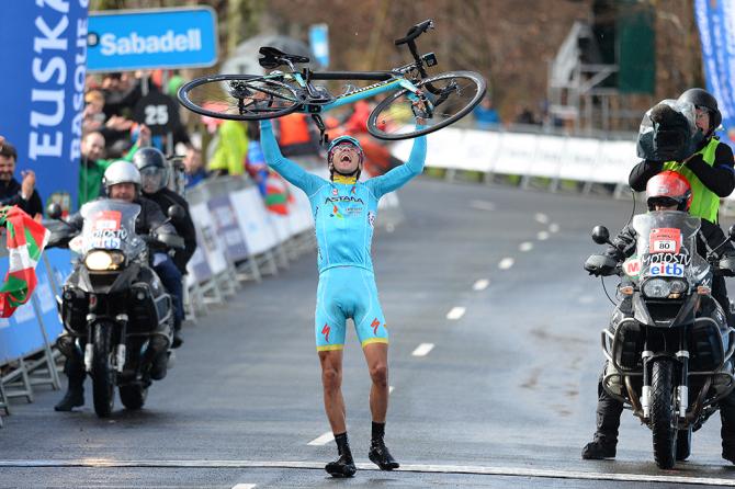 Linsolito arrivo di Diego Rosa sullo storico traguardo di Arrate, al termine di unimpresa daltri tempi (foto Tim de Waele/TDWSport.com) 