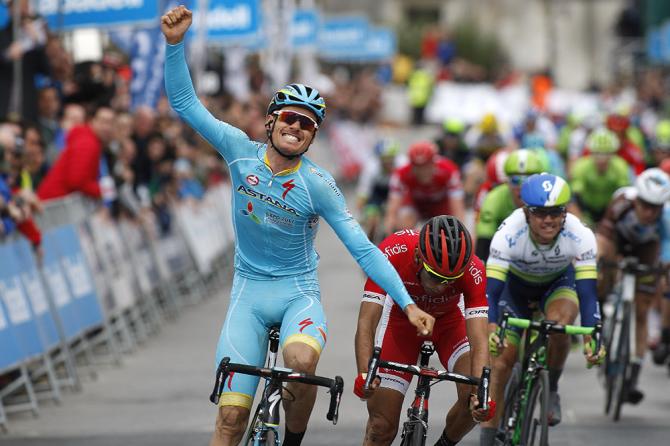 Lo spagnolo Sánchez sembra quasi spiccare il volo sul traguardo della prima tappa del Giro dei Paesi Baschi (foto Tim de Waele/TDWSport.com)