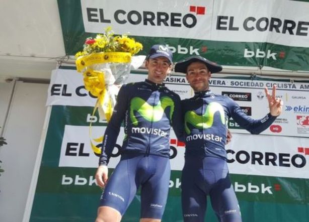 Valverde, sul podio premiazioni con il basco in testa, festeggia con il compagno di squadre Gorka Izagirre il successo nella Klasika Primavera de Amorebieta (foto Europa Press) 