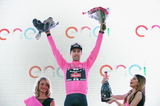 Tom Dumoulin veste la prima maglia rosa in carriera (foto Getty Images Sport)