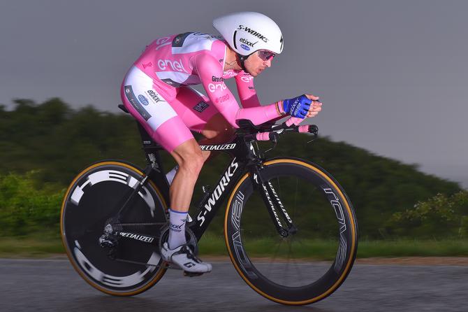 Il contrasto tra la maglia rosa di Brambilla e il cielo plumbeo sotto il quale ha difeso con le unghie e con i denti le insegne del primato nella tormentata cronometro del Chianti (foto Tim de Waele/TDWSport.com)