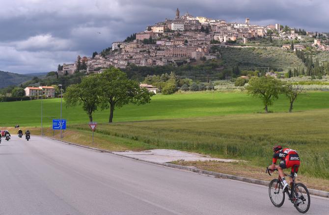 Il Giro attraversa gli avvincenti panorami dellUmbria (foto Tim de Waele/TDWSport.com)