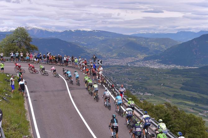 Unistantanea del gruppo impegnato sui tornanti del Passo della Mendola, poco prima che scatti la bagarre decisiva (foto Tim de Waele/TDWSport.com) 