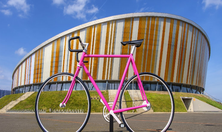 Una bicicletta rosa parcheggiata allesterno del velodromo di Apeldoorn, luogo di partenza della prima tappa del Giro 2016 (urbanpost.it)