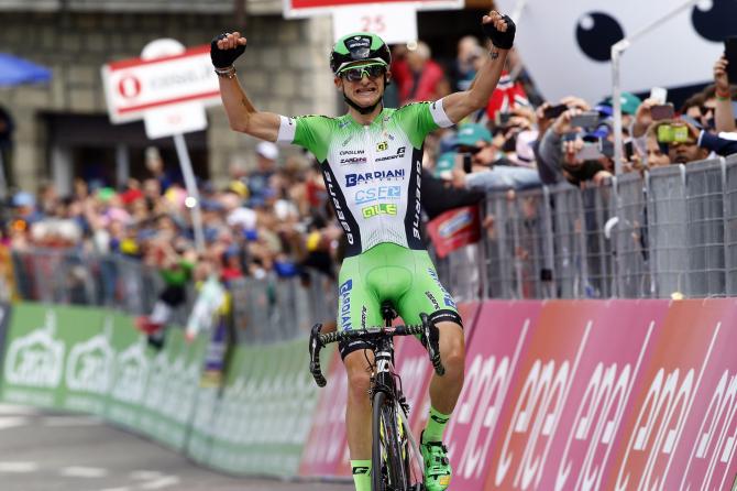 Il neoprofessionista Giulio Ciccone lascia la sua prima zampata da professionista sul traguardo di Sestola del Giro dItalia (foto Bettini)