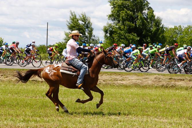 Curioso parallelo tra il gruppo e un fantino a cavallo durante la tappa di Cividale (Getty Images Sport)