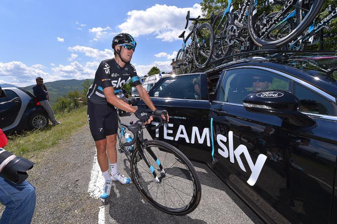 Il momento del ritiro dello spagnolo Mikel Landa, uno dei grandi favoriti per il successo finale del Giro 2016 (foto Tim de Waele/TDWSport.com)