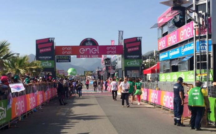 Il traguardo della prima tappa italiana del Giro 2016 (foto Antonio Scarfone)