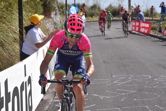 Parte lattacco di Ulissi sulla breve ma ripida ascesa del Fortino di Praia a Mare (foto Tim de Waele/TDWSport.com)