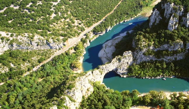 Le gole dellArdèche teatro della tappa a cronometro odierna del Tour (www.aubenas-vals.com)