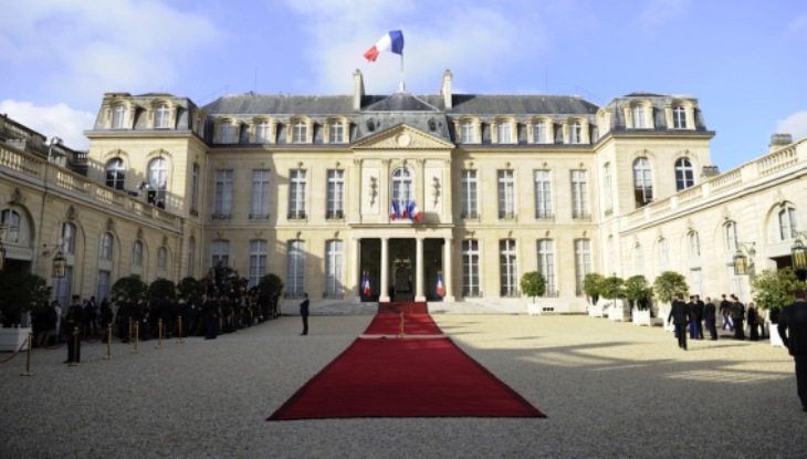 Il palazzo dellEliseo, residenza del presidente della repubblica francese, situato a lato della celebre ed omonina avenue, teatro del tradizionale circuito conclusivo del Tour de France (/www.ilpost.it)