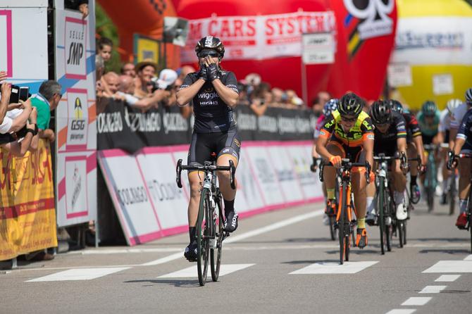 La Hosking vince allo sprint la terza tappa del Giro Rosa (foto Sean Robinson/Velofocus)