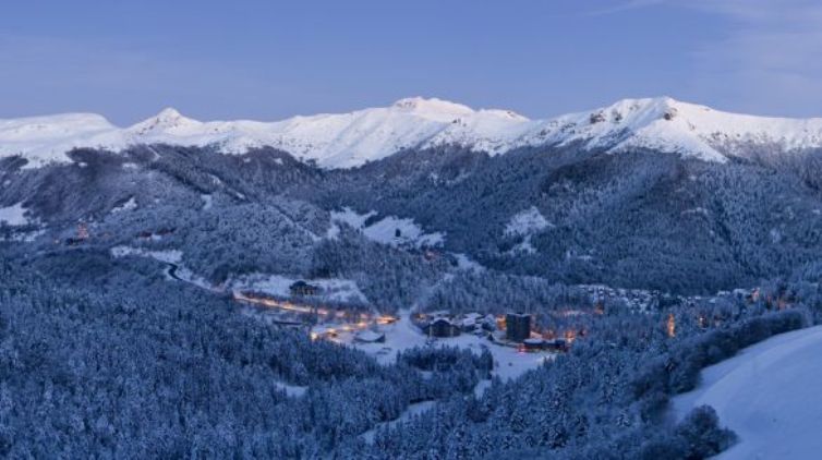 Vista panoramica su Le Lioran e le montagne circostanti (en.france-montagnes.com)