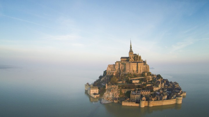 Mont-Saint-Michel sembra quasi presa dassedio dalle acque della Manica (it.normandie-tourisme.fr)