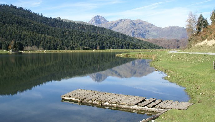 Il delizioso Lac de Payolle, adagiato ai piedi della catena pirenaica (www.natura-photos.net)