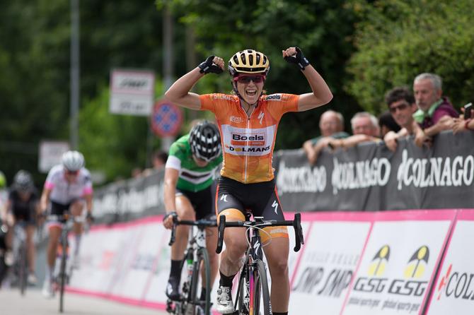 La statunitense Stevens trionfa nel primo arrivo in salita del Giro dItalia femminile (foto Sean Robinson/Velofocus)