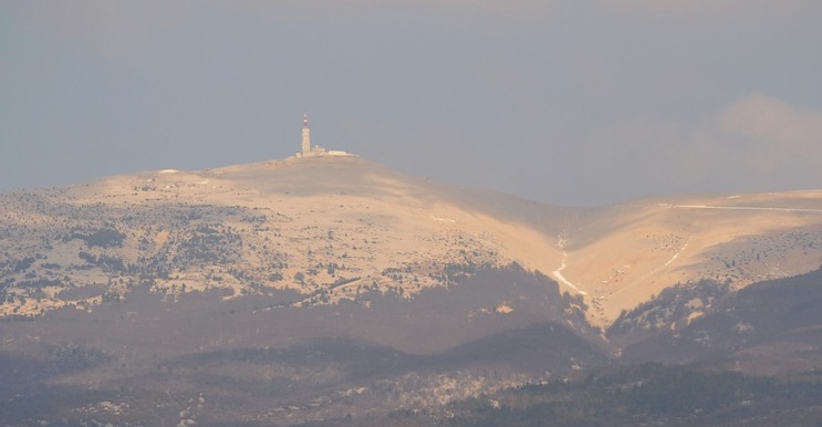 Oggi il Ventoux labbiamo visto così... da lontano (www.tdwsport.com)