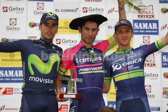 Diego Ulissi, sul podio, sfoggia la txapela, il cappello tradizionale basco (foto Bettini)