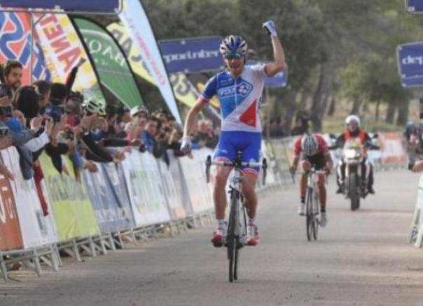 Il francese Pinot precede di una manciata di secondi Contador sulla breve ma esigente salita della Peña del Águila (foto F. Faugere/LEquipe)