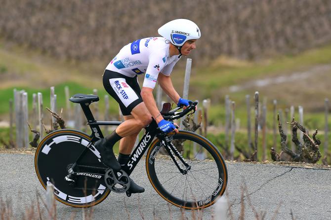 Il nuovo leader della classifica generale della Parigi-Nizza, il francese Julian Alaphilippe, in azione sulle rampe che conducono al Mont Brouilly (Tim de Waele/TDWSport.com)