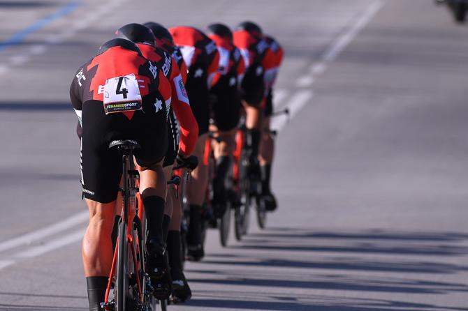 In rigorosa fila indiana la BMC marcia compatta verso il bis nella cronosquadre versiliana della Tirreno-Adriatico (Tim de Waele/TDWSport.com)