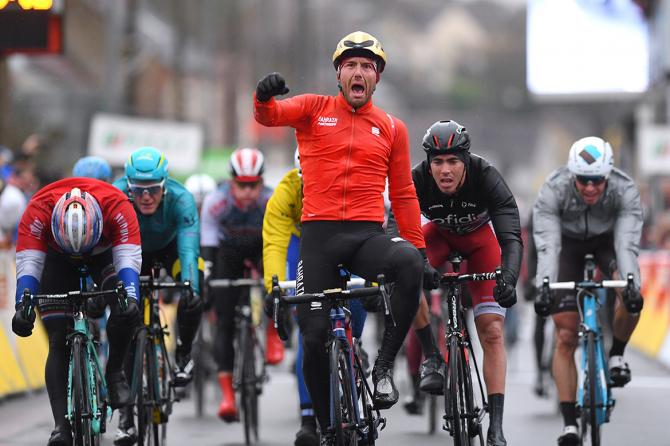 Colbrelli infilza i grandi nomi dello sprint sul traguardo di Amilly, nella tappa che sarà fatale a Richie Porte, estromesso dal maltempo dai giochi di classifica (Tim de Waele/TDWSport.com)