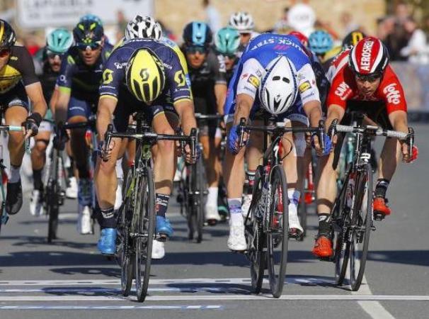 Il colpo di reni tra Albasini e Richeze sul traguardo di Elciego (foto Tim de Waele/TDWSport.com)