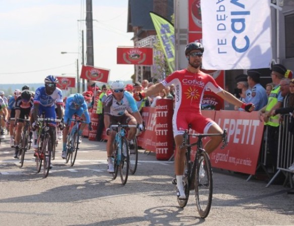 Lex pugile transalpino Nacer Bouhanni manda KO gli avversari sul traguardo della Parigi-Camembert (www.lepaysdauge.fr)