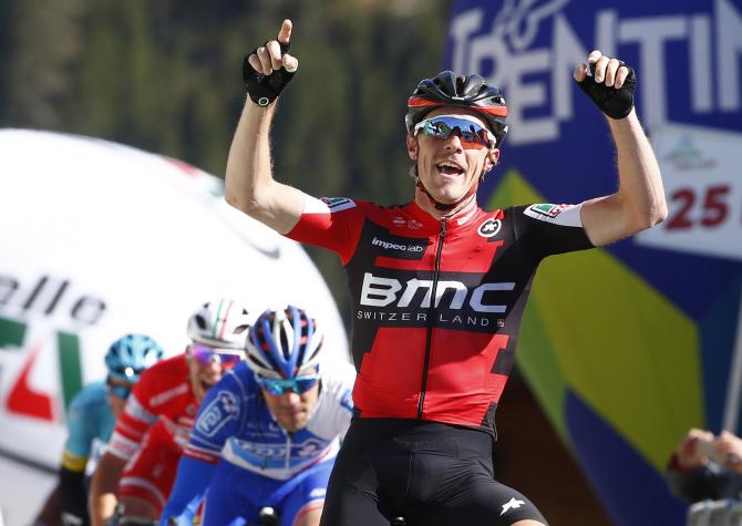 La prima parte del tracciato viene tagliata a causa della neve ma è il sole a baciare il traguardo di Innervillgraten e la bella vittoria di Rohan Dennis (foto Bettini)