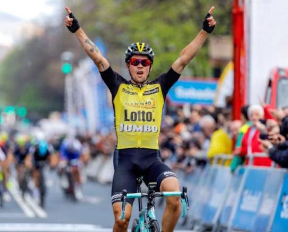 Lo sloveno Roglič si impone sul traguardo di Bilbao fermandosi ad un soffio dalla leadership del Giro dei Paesi Baschi (foto Bettini)