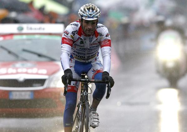 Bagnato come un pulcino Michele Scarponi taglia in seconda posizione il traguardo del Giro di Lombardia 2010 (foto Bettini)