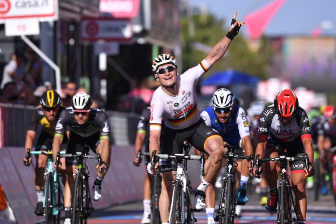 Stavolta i velocisti non si lasciano scappare nessuno e a Tortolì va a segno Greipel (foto Tim de Waele/TDWSport.com)