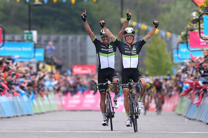 Doppia esultanza per la Dimension Data sul traguardo di Sheffield (foto Tim de Waele/TDWSport.com)