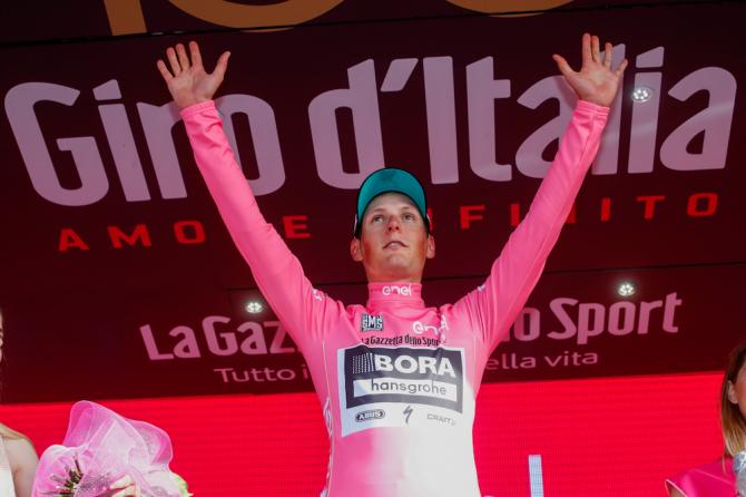 Laustriaco Pöstlberger veste la prima maglia rosa del centesimo Giro dItalia (foto Bettini)